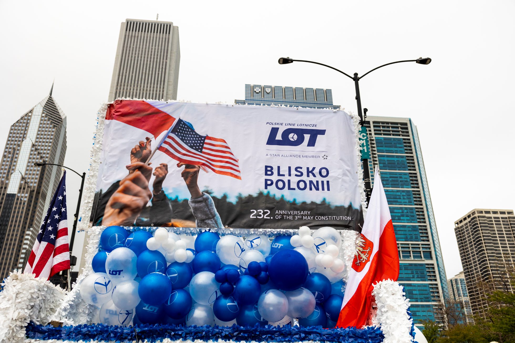 Parada 3 maja w Chicago - mobilna scena z balonami LOT-u i hasłem Blisko Polonii